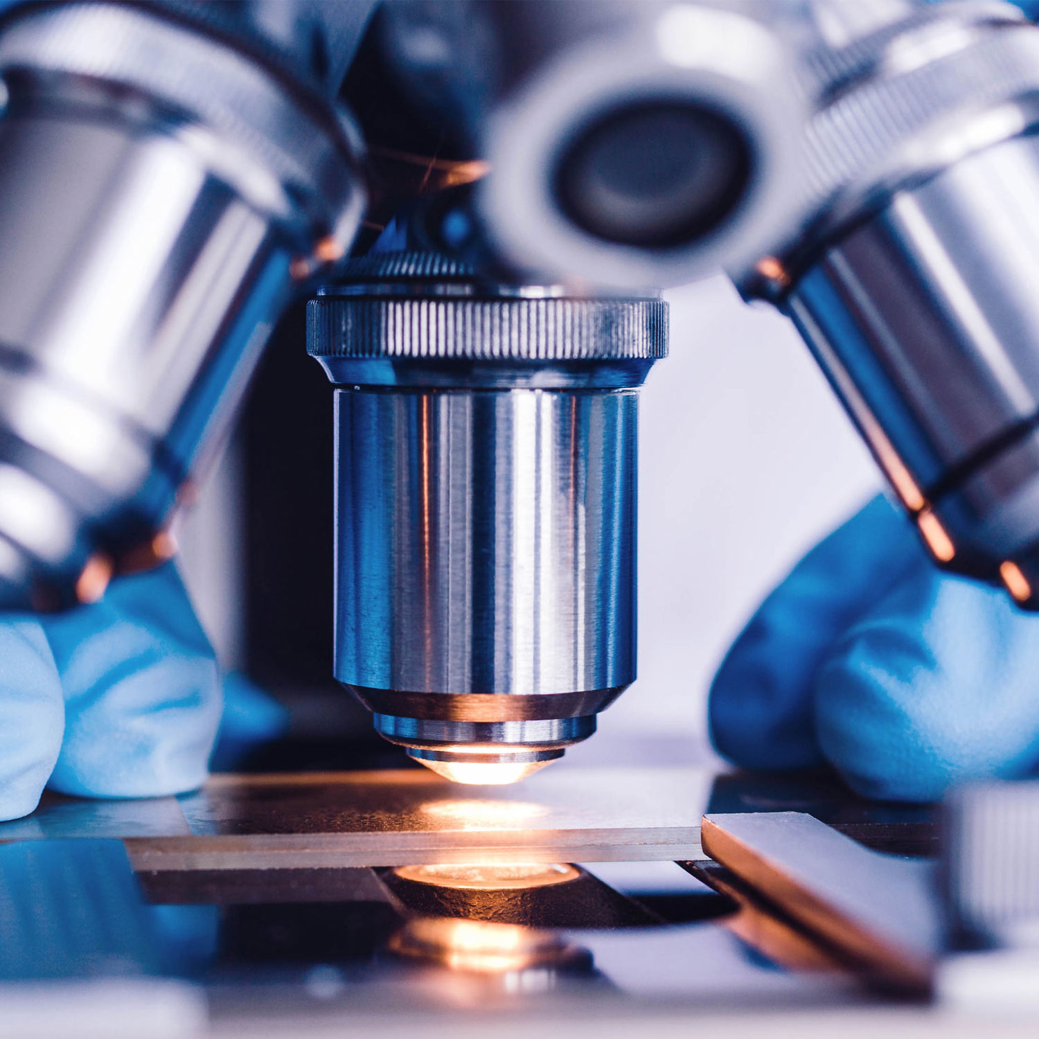 Mikroskop studerar innehåll i glas