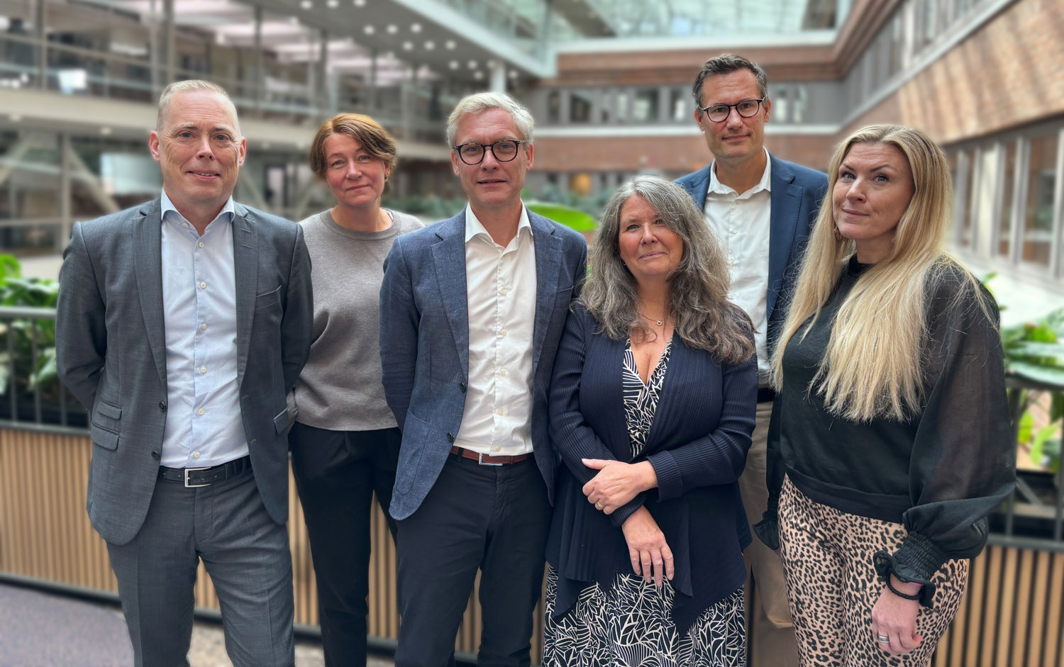 IMY:s ledningsgrupp från vänster: Håkan Larsson, avdelningschef, avdelningen för verksamhetsstöd; Elin Almqvist, stabschef; Eric Leijonram, generaldirektör; Charlotte Waller Dahlberg, avdelningschef, avdelningen för offentlig verksamhet; David Törngren, rättschef, och Malin Blixt, avdelningschef, avdelningen för näringsliv.  