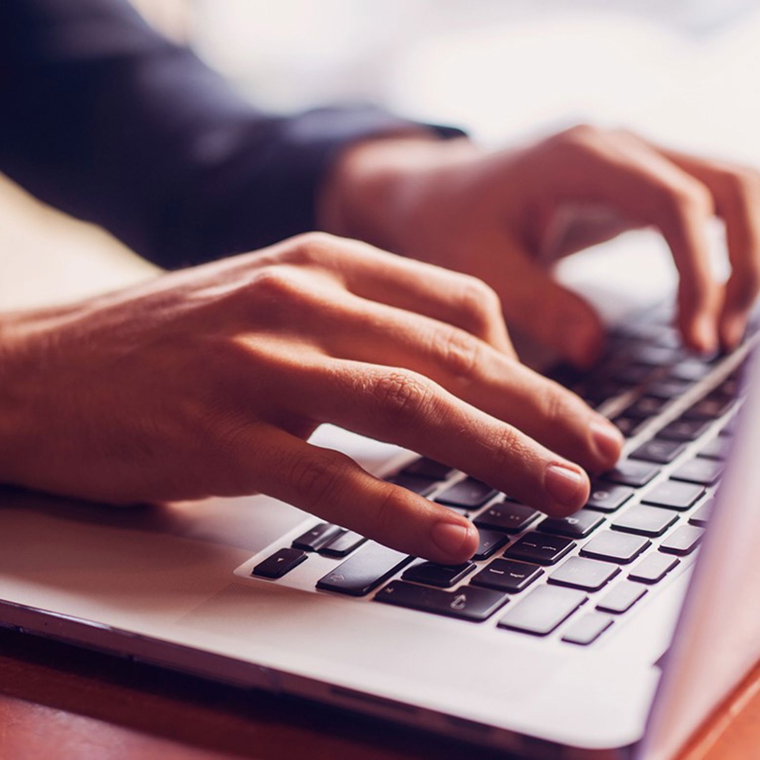 Händer och tangentbord - dator