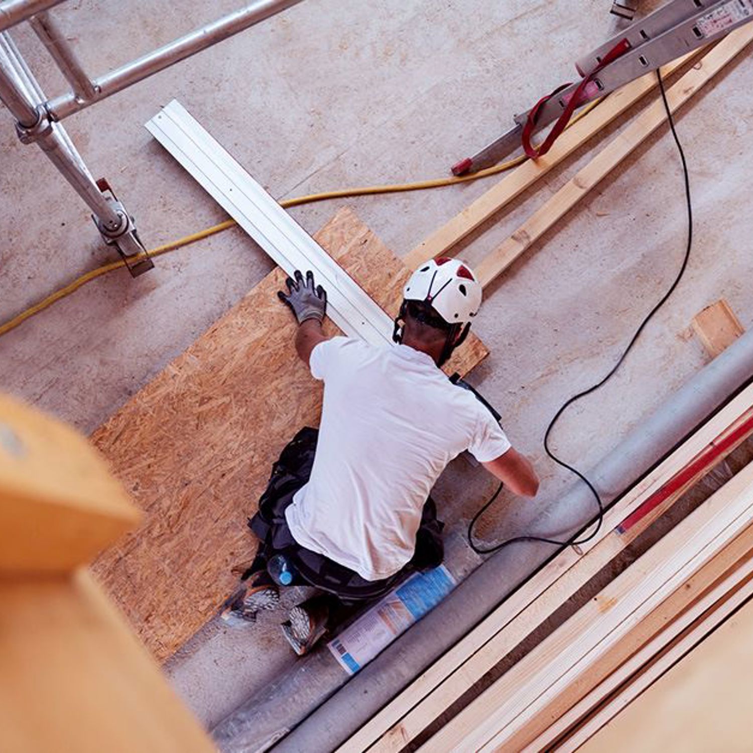 Man med skyddshjälm på byggarbetsplats