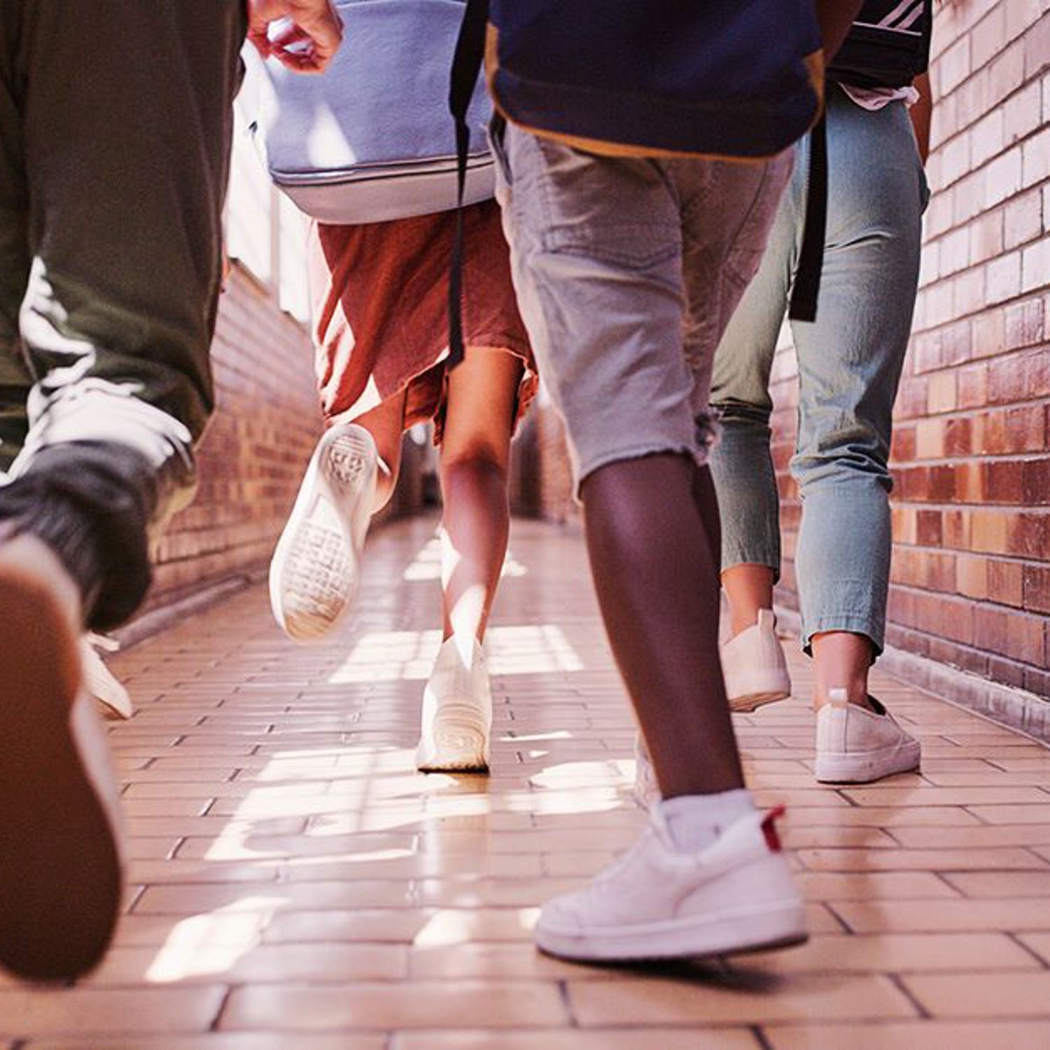 Skolbarn springer i korridor