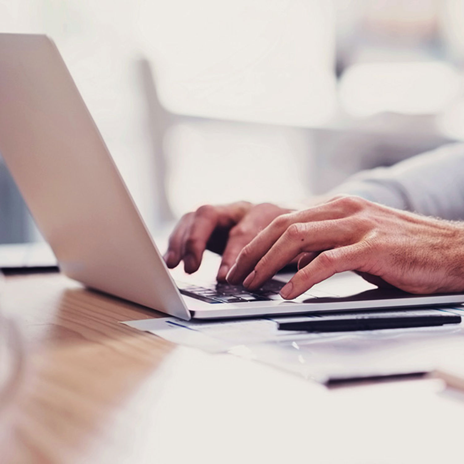 Man skriver på dator