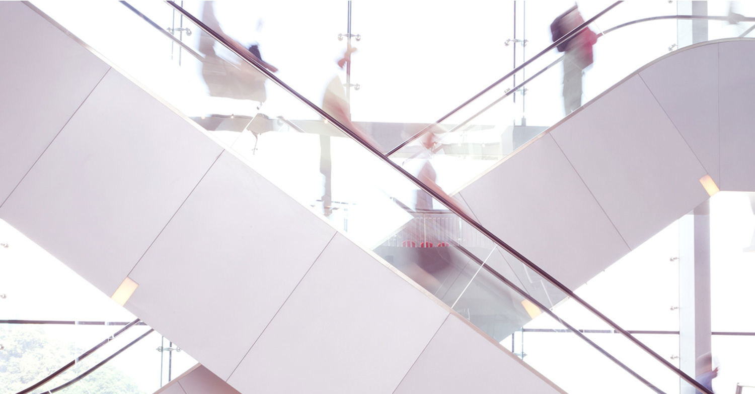 Rulltrappor med människor