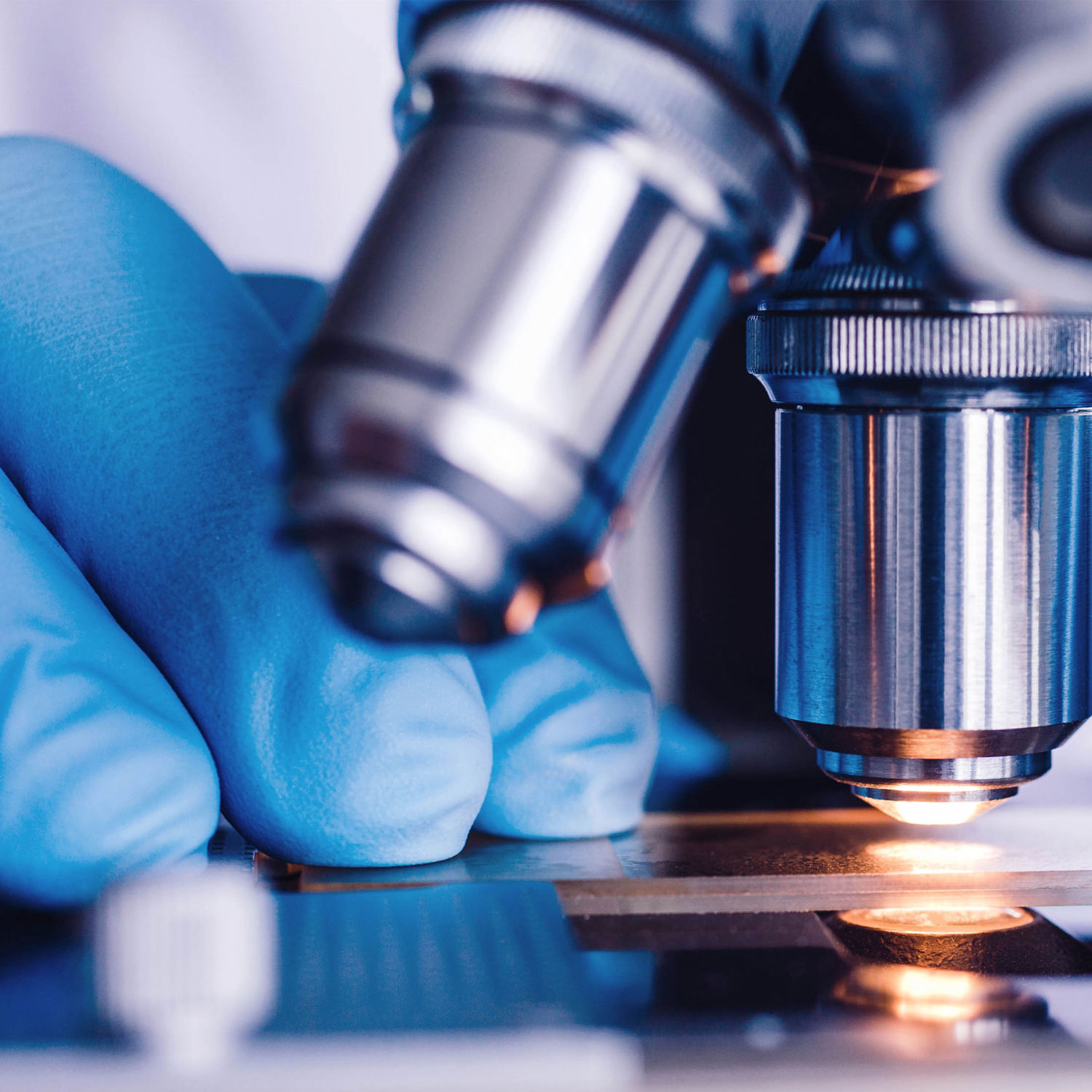 Mikroskop studerar innehåll i glas